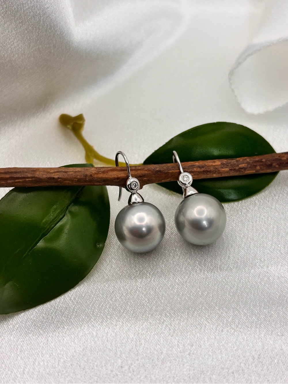 Tahitian Pearl & Diamond Drop Earrings 585 White Gold - Picture 4 of 5